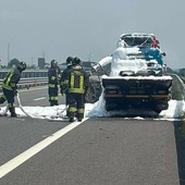 Carro attrezzi prende fuoco sul raccordo Torino-Pinerolo: l'intervento dei pompieri Carro attrezzi prende fuoco sul raccordo Torino-Pinerolo: l'intervento dei pompieri