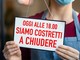 Chiusura alle 18, gli esercenti di Torino mettono il malcontento in vetrina