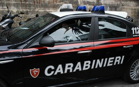 Rivoli, bimbo chiuso in un'auto: salvato da una pattuglia dei Carabinieri