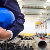 uomo con caschetto in mano uomo con caschetto in mano