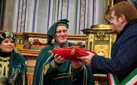 Al via il Carnevale di Rivoli: consegnate le chiavi della Città al Conte Verde