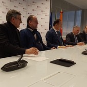 Sanità, c'è l'accordo: assunti anche gli specializzandi per i servizi nei luoghi più lontani Sanità, c'è l'accordo: assunti anche gli specializzandi per i servizi nei luoghi più lontani