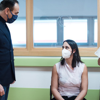 Alberto Cirio con una donna che riceve il vaccino anti Covid