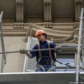 cantiere edile con operaio cantiere edile con operaio