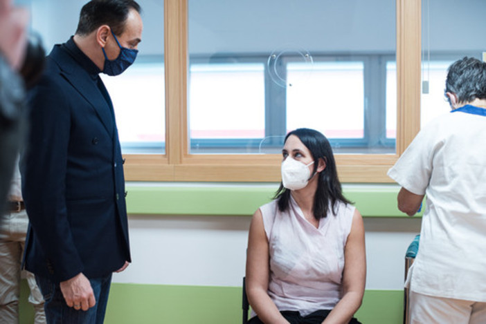 Alberto Cirio con una donna che riceve il vaccino anti Covid
