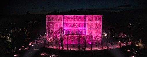 castello di Rivoli illuminato di rosa