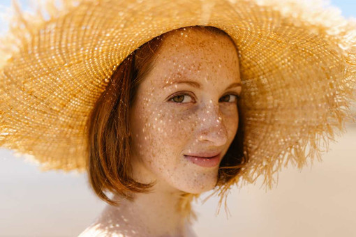 Lentiggini finte e trucco estivo: perché il freckles makeup è diventato il dettaglio del momento