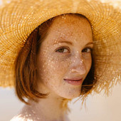 Lentiggini finte e trucco estivo: perché il freckles makeup è diventato il dettaglio del momento