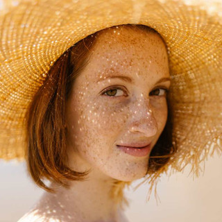 Lentiggini finte e trucco estivo: perché il freckles makeup è diventato il dettaglio del momento