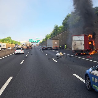 Furgone in fiamme poco prima di Interporto Sito