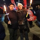 fiaccolata con persone in posa fiaccolata con persone in posa