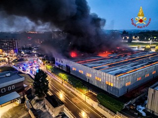 I vigili del fuoco hanno lavorato tutta la notte