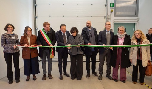 Una immagine del taglio del nastro della nuova sede