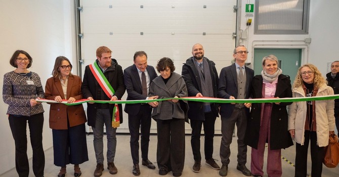 Una immagine del taglio del nastro della nuova sede Una immagine del taglio del nastro della nuova sede