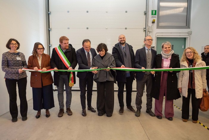 Una immagine del taglio del nastro della nuova sede