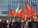 La protesta di un gruppo di lavoratori della TE Connectivity