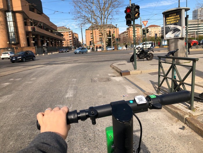 Bici, monopattini e scooter in sharing tra Torino e la cintura: ecco gli operatori per i prossimi 3 anni