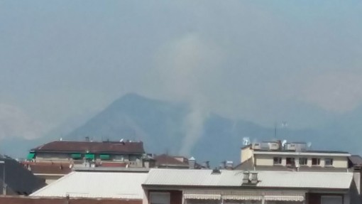 Continua a bruciare il Musiné, la colonna di fumo visibile anche da Torino