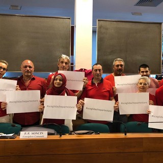 Grugliasco, magliette rosse in sala consiliare per non dimenticare la tragedia quotidiana dei migranti