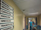 interno di ospedale con cartelli