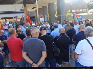 Assemblea dei lavoratori ai cancelli della Primotecs di Avigliana Assemblea dei lavoratori ai cancelli della Primotecs di Avigliana