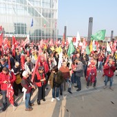 Davanti alla Regione per salvare il trasporto pubblico: "Più assunzioni e più mezzi per un servizio dignitoso" Davanti alla Regione per salvare il trasporto pubblico: "Più assunzioni e più mezzi per un servizio dignitoso"