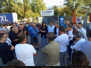 Assemblea dei lavoratori ai cancelli della Primotecs di Avigliana Assemblea dei lavoratori ai cancelli della Primotecs di Avigliana