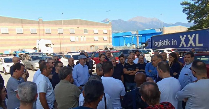 Assemblea dei lavoratori ai cancelli della Primotecs di Avigliana