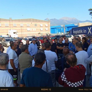 Assemblea dei lavoratori ai cancelli della Primotecs di Avigliana Assemblea dei lavoratori ai cancelli della Primotecs di Avigliana