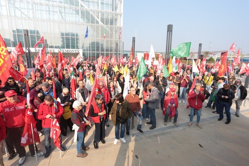 Davanti alla Regione per salvare il trasporto pubblico: "Più assunzioni e più mezzi per un servizio dignitoso" Davanti alla Regione per salvare il trasporto pubblico: "Più assunzioni e più mezzi per un servizio dignitoso"