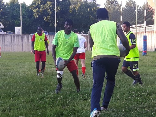 Ad Alpignano scende in campo la solidarietà: rugby tra migranti e cittadini