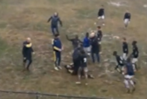 Immagine d'archivio di una rissa su un campo delle giovanili