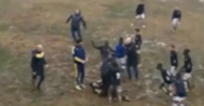 Immagine d'archivio di una rissa su un campo delle giovanili