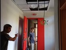 Una immagine della devastazione subita dalla scuola Una immagine della devastazione subita dalla scuola