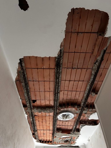 Durante i controlli, crolla l'intonaco: anziani costretti a vivere con il soffitto del bagno smantellato Durante i controlli, crolla l'intonaco: anziani costretti a vivere con il soffitto del bagno smantellato