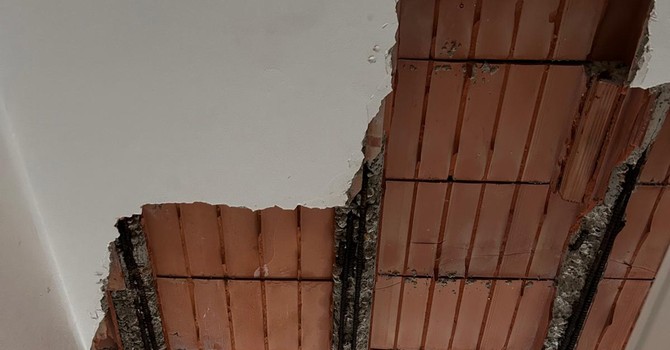 Durante i controlli, crolla l'intonaco: anziani costretti a vivere con il soffitto del bagno smantellato