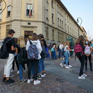studenti fuori da una scuola di Torino