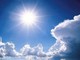 sole nel cielo con nuvole bianche sole nel cielo con nuvole bianche