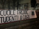 "Scuole fredde, studenti a casa", lo striscione di Azione studentesca davanti al Curie-Vittorini di Grugliasco "Scuole fredde, studenti a casa", lo striscione di Azione studentesca davanti al Curie-Vittorini di Grugliasco