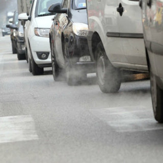 Smog, da domani scatta il semaforo arancione: stop ai diesel Euro 5