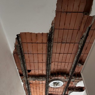 Durante i controlli, crolla l'intonaco: anziani costretti a vivere con il soffitto del bagno smantellato