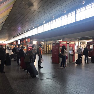 La stazione di Porta Nuova - viaggiatori aspettano il treno