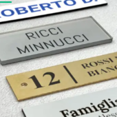 Rinnovare l’ingresso del condominio anni Settanta: androne, citofoni e cassette della posta