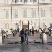 turisti davanti a Palazzo Reale turisti davanti a Palazzo Reale