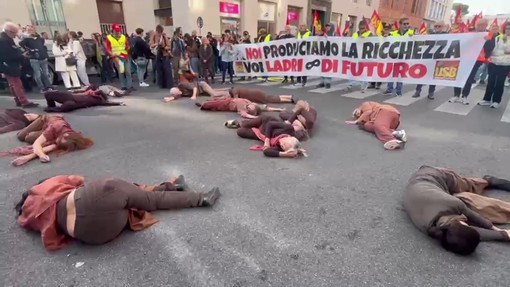 Cortei a Roma, donne 'morte' a terra per raccontare il massacro di Gaza