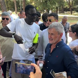 Alemanno esce dal carcere, ecco il brindisi della libertà Alemanno esce dal carcere, ecco il brindisi della libertà