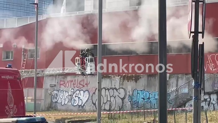 Milano, incendio alla stazione Garibaldi: fumo e uffici evacuati Milano, incendio alla stazione Garibaldi: fumo e uffici evacuati
