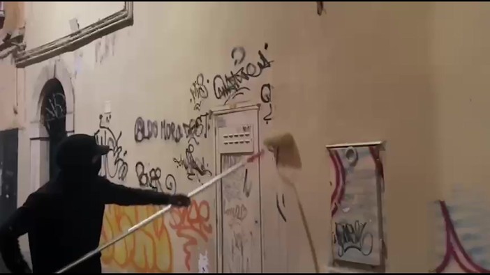 Il "giustiziere" anti-writer, Ghost Pitur in azione mentre ripulisce i muri imbrattati