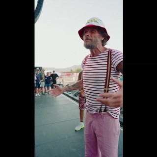 Jovanotti e la sua band rendono omaggio al 'Maestrone' Guccini