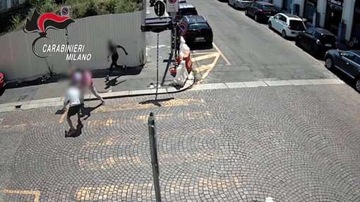 Turisti rapinati davanti alla caserma a Milano, il video dell'intervento dei carabinieri